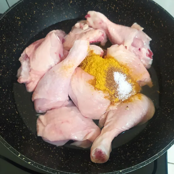 Masukkan ayam kedalam panci beserta semua bumbu lalu beri secukupnya air. Ungkep hingga ayam empuk dan air menyusut.