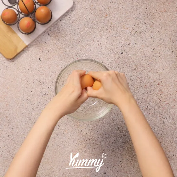 Pecahkan telur ke dalam wadah, tambahkan tepung terigu, air, dan kaldu bubuk. Aduk hingga merata.