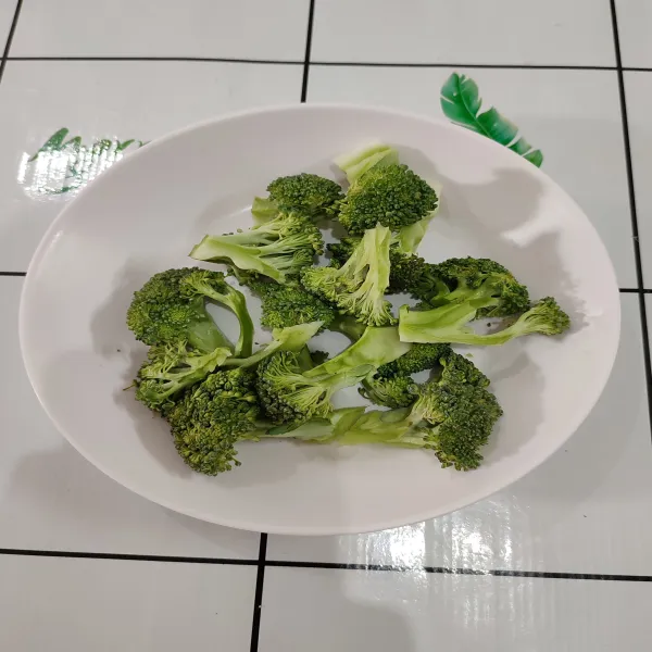 Potong kecil brokoli, lalu cuci bersih, sisihkan.