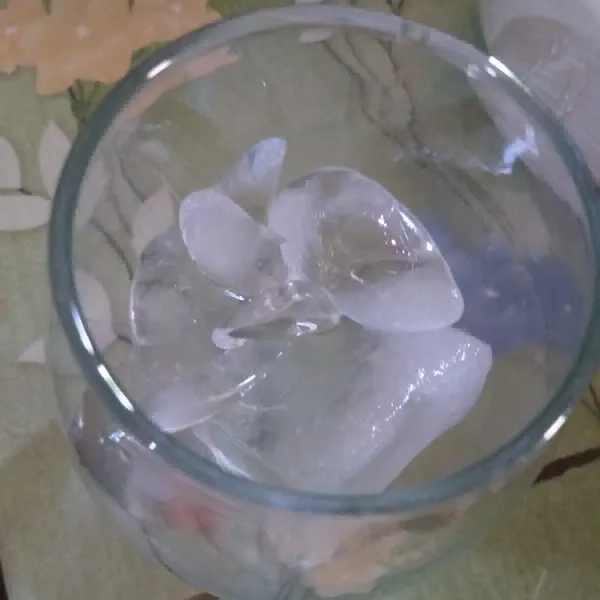 Masukkan es batu ke dalam gelas, tuang jus jambu, sajikan selagi dingin.