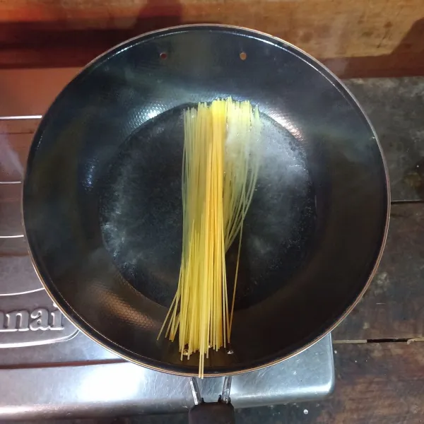 Rebus spageti kemudian tiriskan.