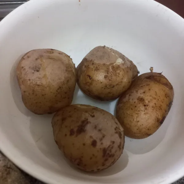 Rebus / kukus kentang hingga empuk