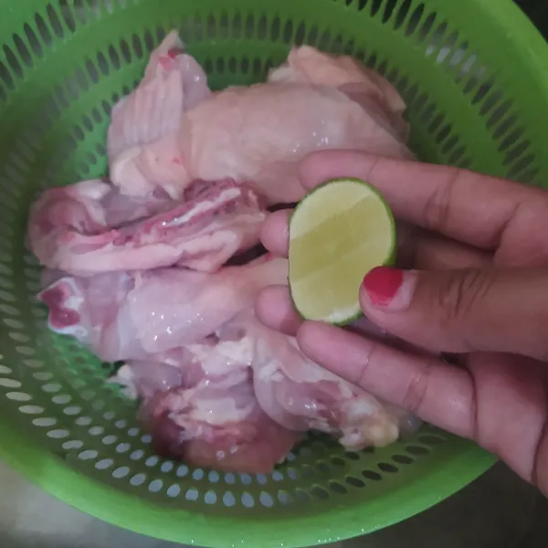 Cuci bersih ayam beri kucuran jeruk nipis, remas ayam dan diamkan selama 5 menit. Bilas hingga bersih.