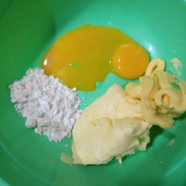 Kocok mentega, margarin, kuning telur dan gula halus sampai mengembang pucat.