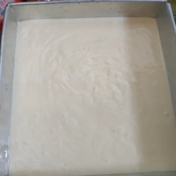 Siapkan loyang uk 22x22 olesi dengan margarin dan alasi dengan kertas kue tuang adonan kedalam loyang dan panggang hingga matang.
