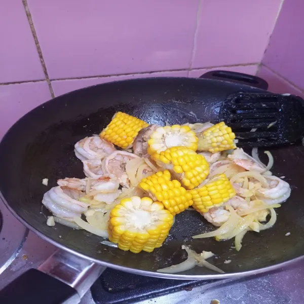 Masukkan udang dan jagung. Aduk sampai udang berubah warna.