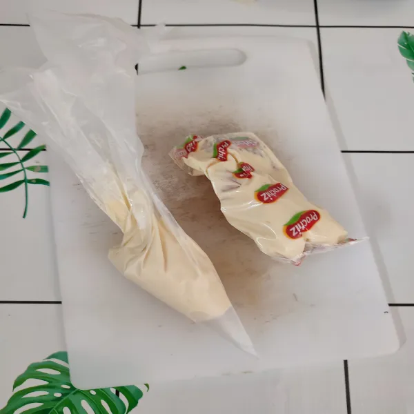 Masukkan keju oles kedalam piping bag.