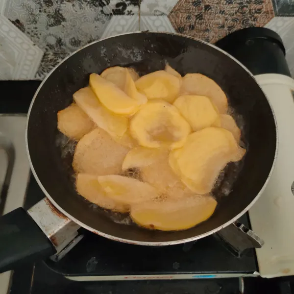 Goreng irisan kentang hingga garing.