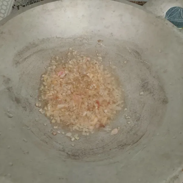 Membuat nasi goreng, tumis 2 sdm bumbu bawang hingga wangi.