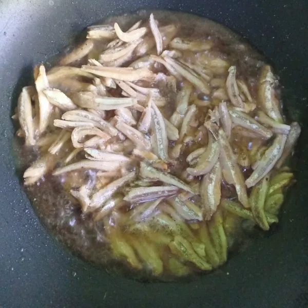 Cuci ikan teri dengan air hangat lalu goreng hingga kering sesuai selera. Kemudian tiriskan.