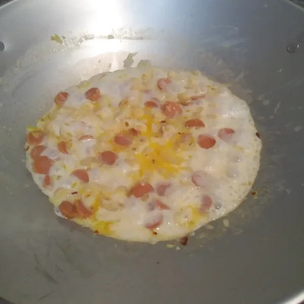 Terakhir masukKan susu, keju, makaroni dan semua bumbunya, aduk rata, matikan kompor.