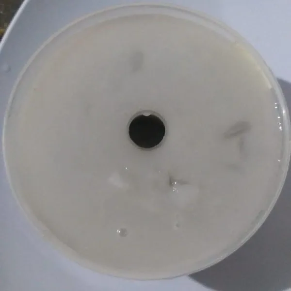 Tuang puding susu di atas puding tape ketan hitam, kemudian biarkan dingin dan taruh di ciller. Lalu sajikan dingin.