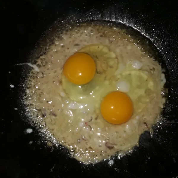 Masukkan telur, aduk-aduk sampai telur matang.