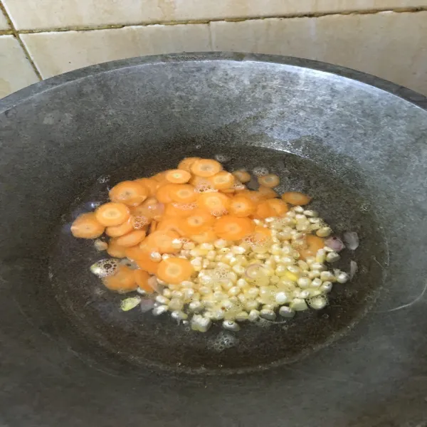 Setelah air mendidih, masukan wortel dan jagung, masak sebentar.