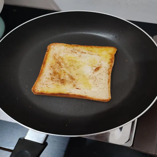 Panggang roti tawar dengan sedikit margarin hingga kulit roti kecokelatan. Sisihkan.