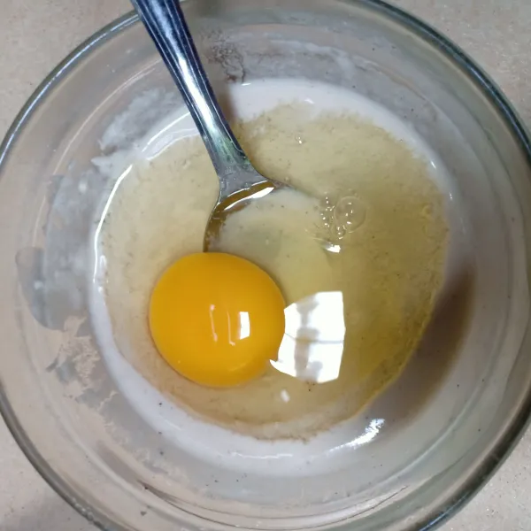 Larutkan tepung terigu, air, telur. Kemudian bumbui dengan lada bubuk, kaldu bubuk, dan garam. Aduk hingga tercampur rata.