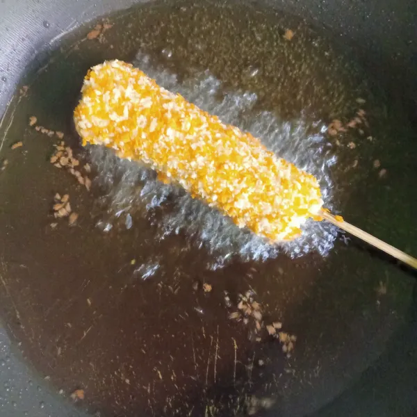 Goreng corndognya di minyak panas dengan api kecil hingga kecokelatan. Kemudian tiriskan.