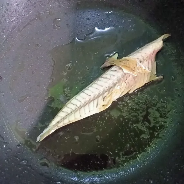 Bersihkan ikan pindang tongkolnya lalu goreng kemudian tiriskan.