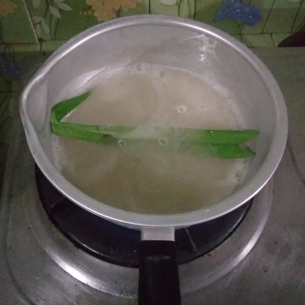 Rebus bahan puding sambil di aduk-aduk hingga mendidih, kemudian angkat.