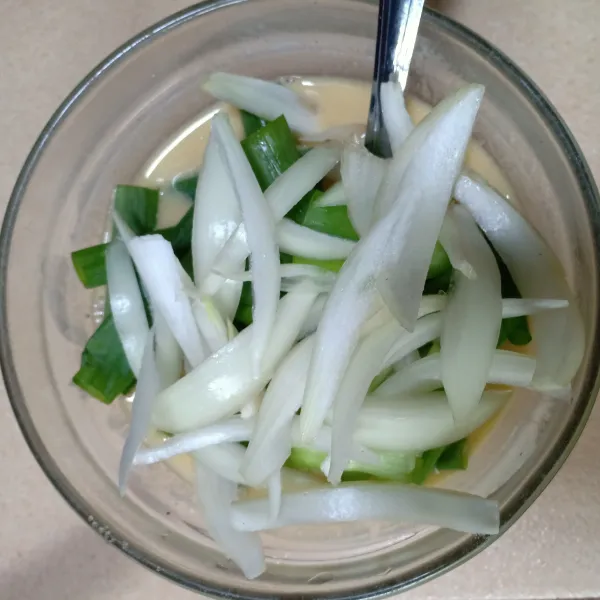 Masukkan daun bawang dan bawang bombaynya. Campur merata.