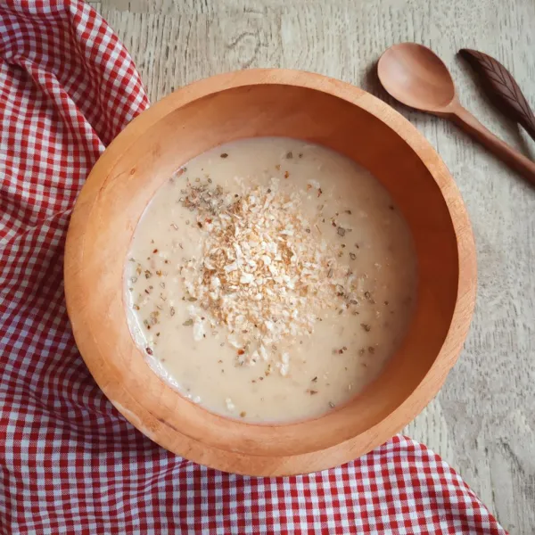 Sajikan di mangkuk, kemudian taburi tepung roti dan parsley kering.