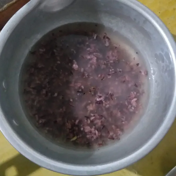 Masukkan tape ketan hitam, lalu aduk rata dan masukkan ke dalam cetakan, biarkan dingin.