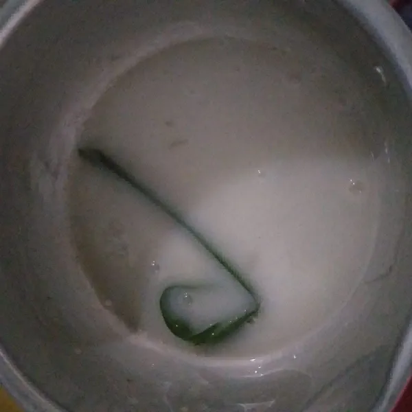 Rebus bahan puding susu sambil diaduk hingga mendidih, lalu masukkan susu UHT dan angkat.
