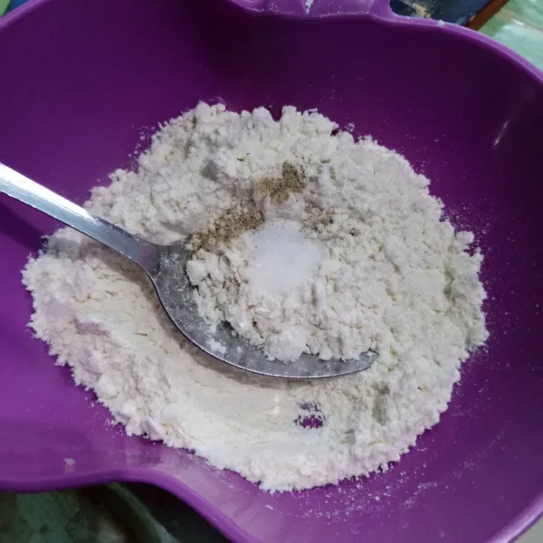 Campurkan tepung bumbu serbaguna, tepung terigu, garam dan merica bubuk.