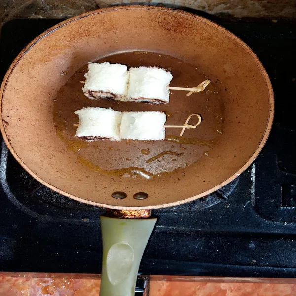 Panaskan butter di atas teflon atau grill pan, lalu bakar roti gulung hingga kecoklatan. Angkat. Siap disajikan.