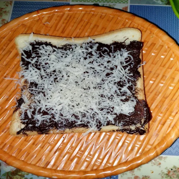 Taburi denga keju parut daiatasnya.