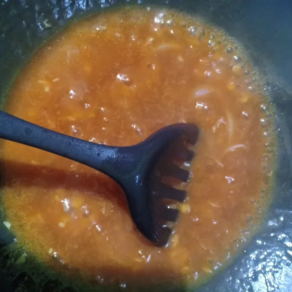 Larutkan tepung maizena dengan sedikit air lalu masukkan dalam kuah saus. Masak hingga mengental dan koreksi rasanya.