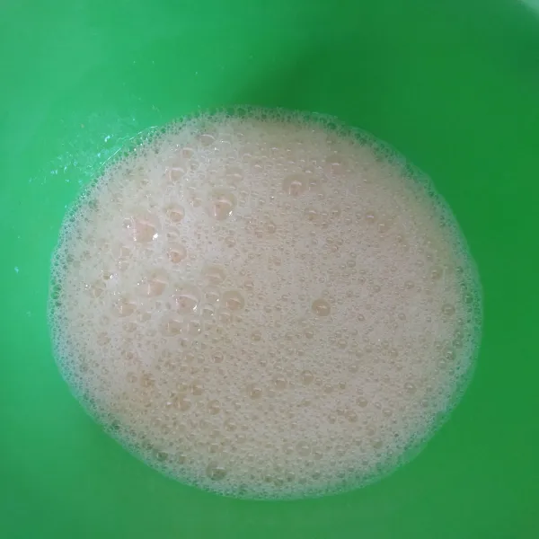Mixer telur dan gula pasir hingga berbusa.