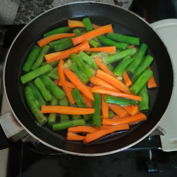 Rebus buncis dan wortel hingga matang, tiriskan sambil siram dengan air dingin.
