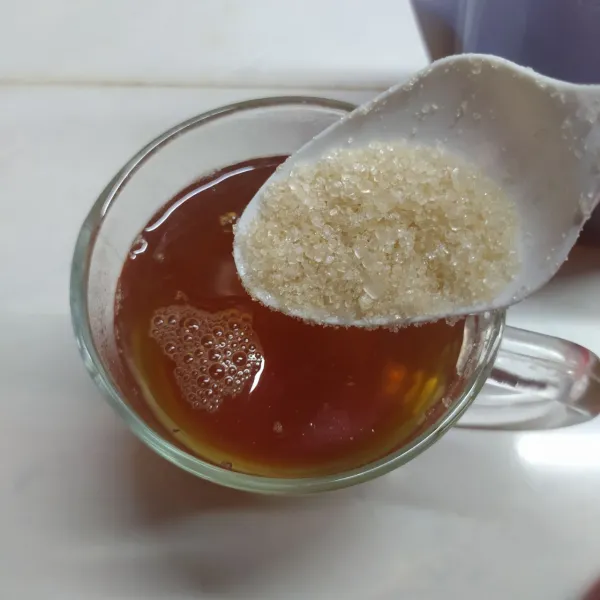 Tuang teh dalam gelas, beri gula pasir secukupnya. Aduk rata dan sajikan.