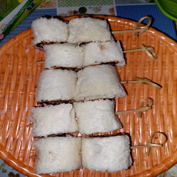 Tusuk roti yang digulung dengan tusukan sate atau tusukan kue.