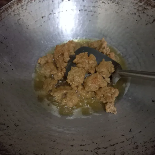 Goreng tahu hingga kecokelatan, tiriskan.