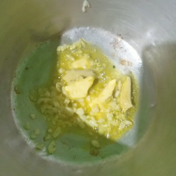 Tumis dengan margarin bawang putih, bombai, dan jahe hingga harum