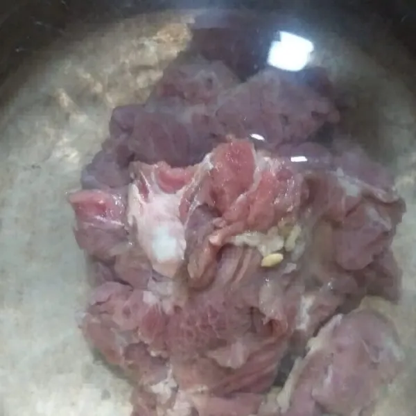 Cuci bersih daging kemudian lumuri dengan perasan jeruk nipis lalu rebus, setelah mendidih buang air rebusan pertama, rebus kembali hingga matang, angkat.