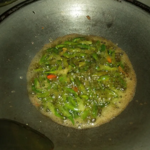 Goreng cabe hijau sampai layu, tiriskan.