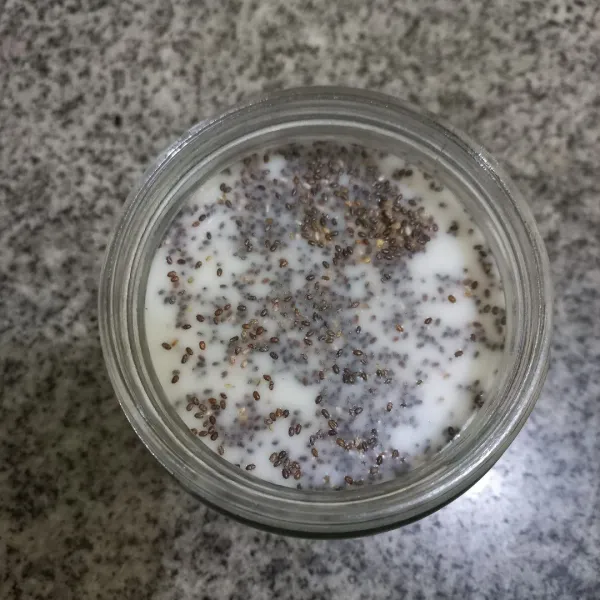 Tuang susu cair ke dalam jar.