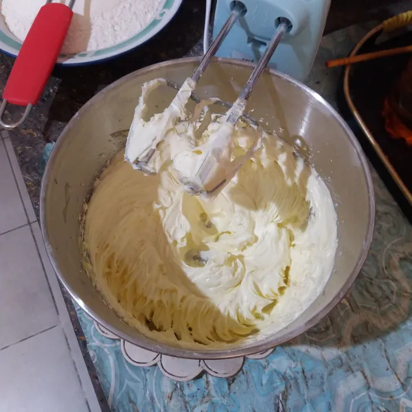 Mixer butter dan gula halus hingga mengembang, pucat, terlihat creamy.