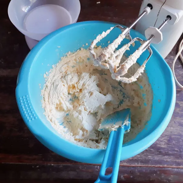 Mixer margarin dan gula halus dengan kecepatan tinggi selama 3 menit.
