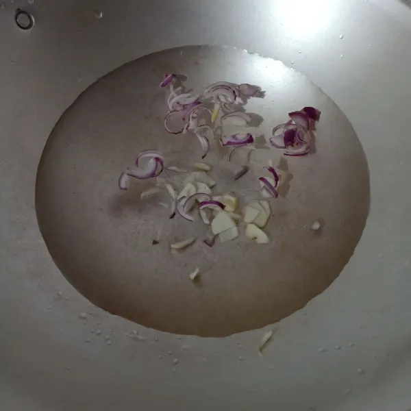 Rebus air dan bawang merah sampai mendidih.