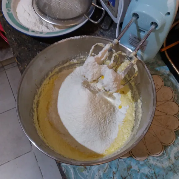 Masukkan telur satu per satu sambil di mixer hingga tercampur rata, tambahkan terigu dan fiber creme secara bertahap 3 kali, mixer asal rata.