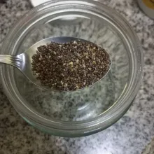Siapkan jar, masukan chia seeds.