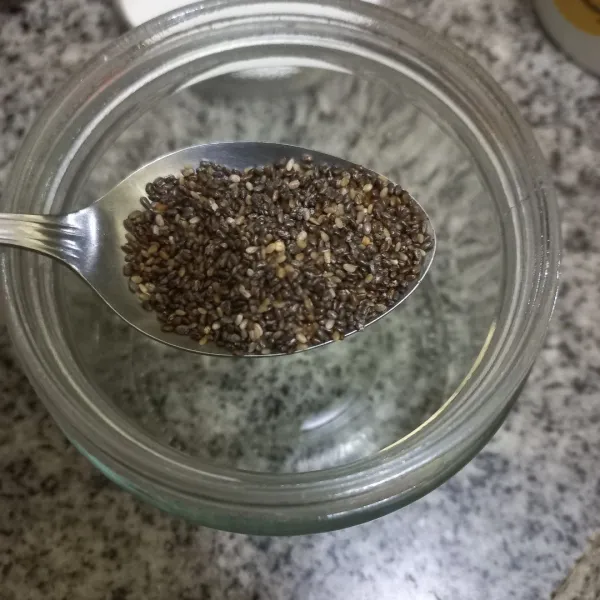 Siapkan jar, masukan chia seeds.