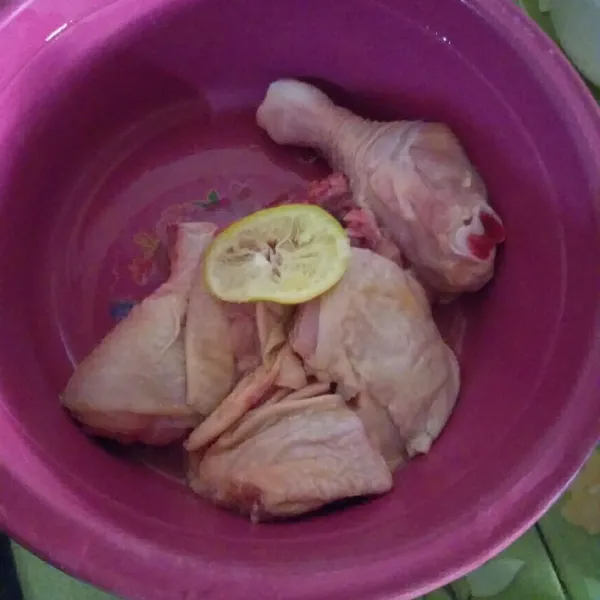 Cuci bersih ayam dan lumuri dengan air perasan jeruk nipis.