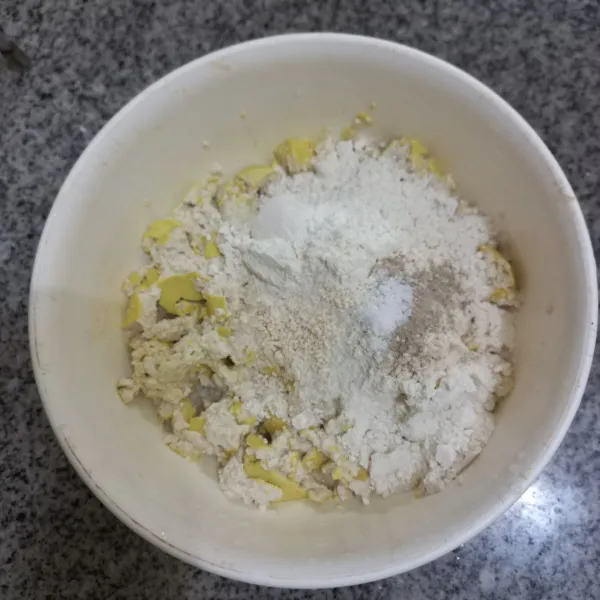 Tambahkan tepung terigu, garam, kaldu jamur dan merica bubuk, aduk rata.