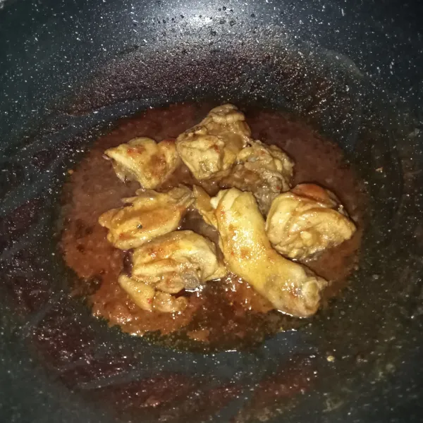 Masak hingga ayam matang dan kuah menyusut, cicipi rasanya dan jika sudah pas siap untuk disajikan.