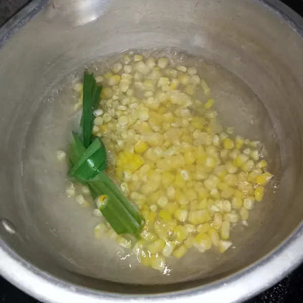 Setelah mendidih, masukkan jagung dan rebus hingga matang.